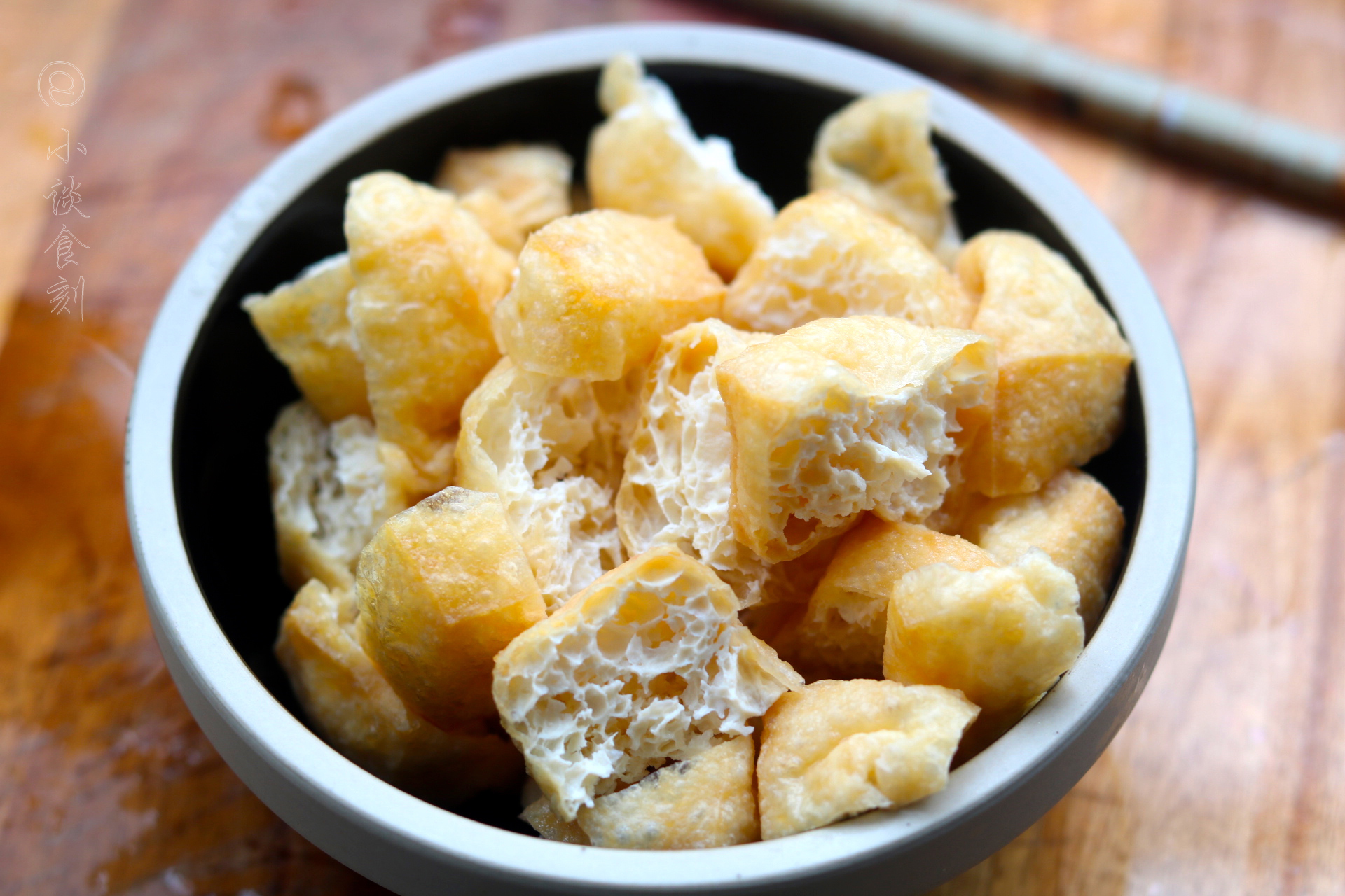 食材准备:豆泡1碗,青菜1大把,蒜片适量辅料:花生