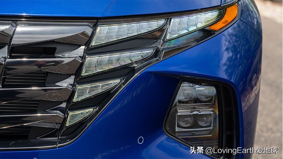 2022款现代途胜有着更大的外型，更复杂的造型设计