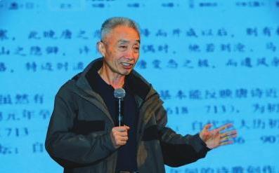 他是华中师范大学博导，“国民教授”，“别人家的老师”戴建业