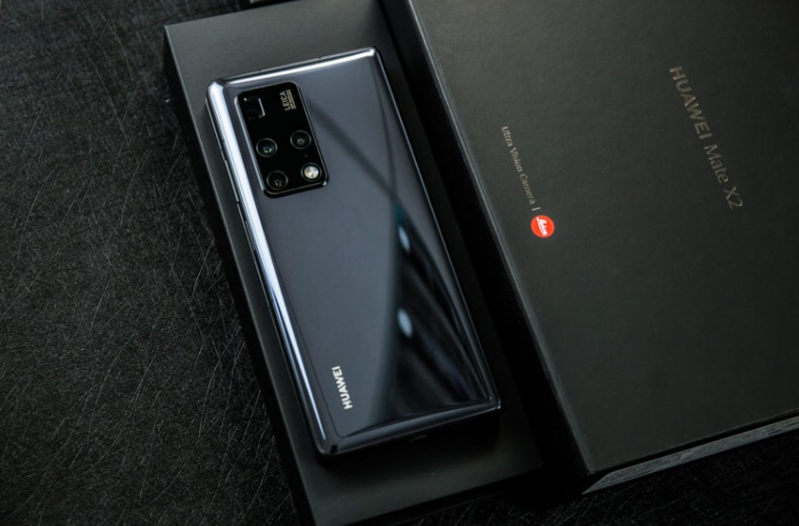 一台智能手机上万块钱,华为小米三星互相对比,还是华为香