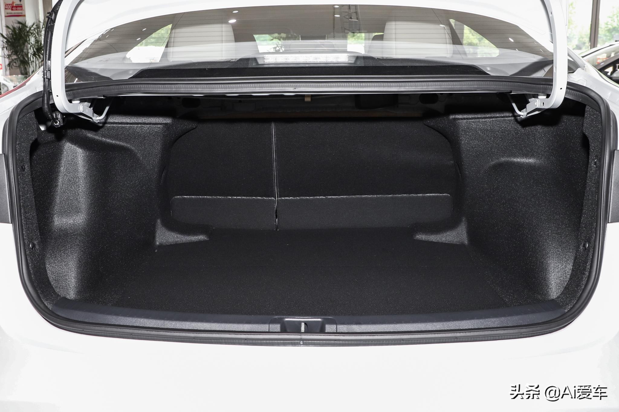 2米75的丰田三厢新家轿，凯美瑞同款2.0L动力油耗5.9L，实拍凌尚