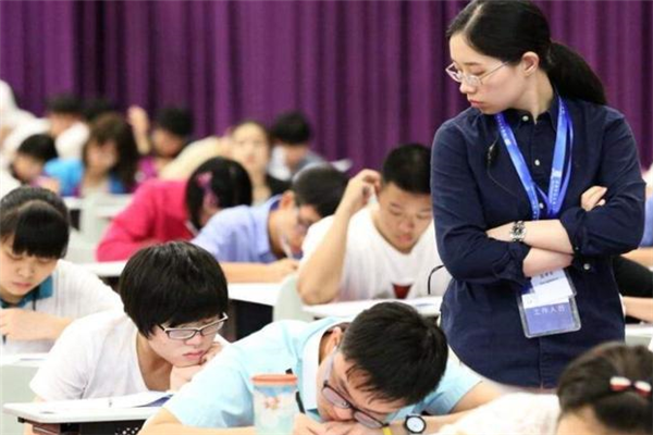 为何高考可以提前30分钟交卷？班主任道破玄机，学渣茅塞顿开