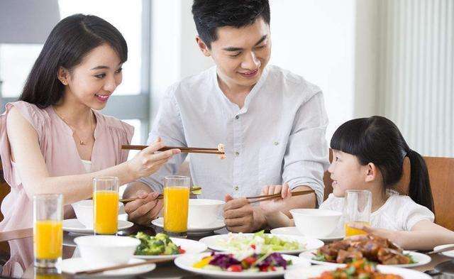 3岁男孩与妈妈坐地铁被偷怕，举止引热议，网友：最高级别的炫富