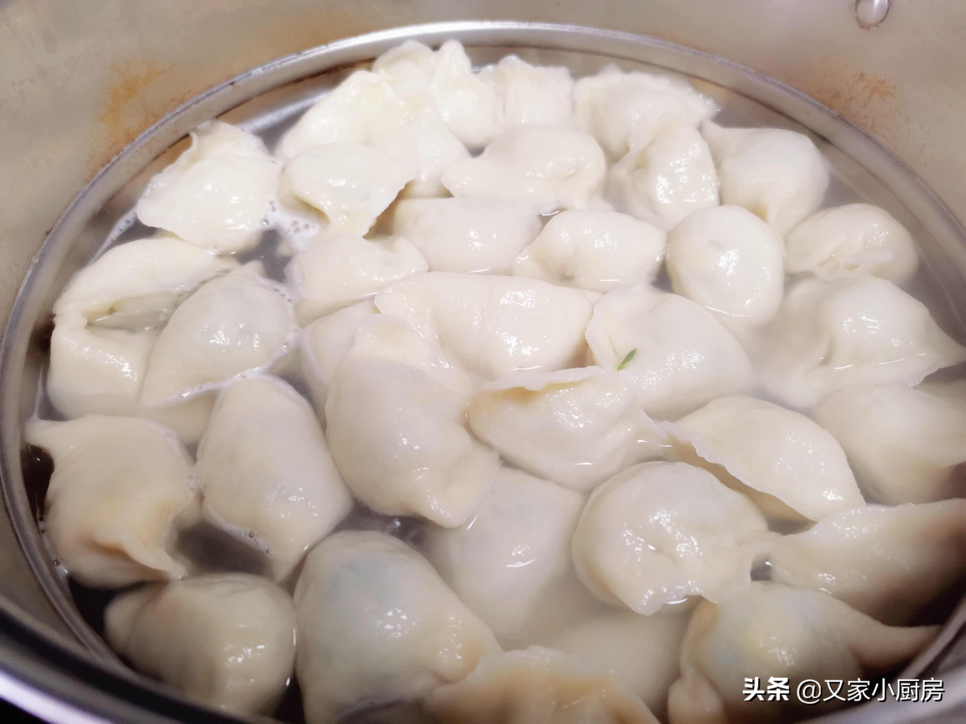 三鲜馅的饺子怎样调拌最好吃？教你一个技巧，饺子鲜香好吃不出水