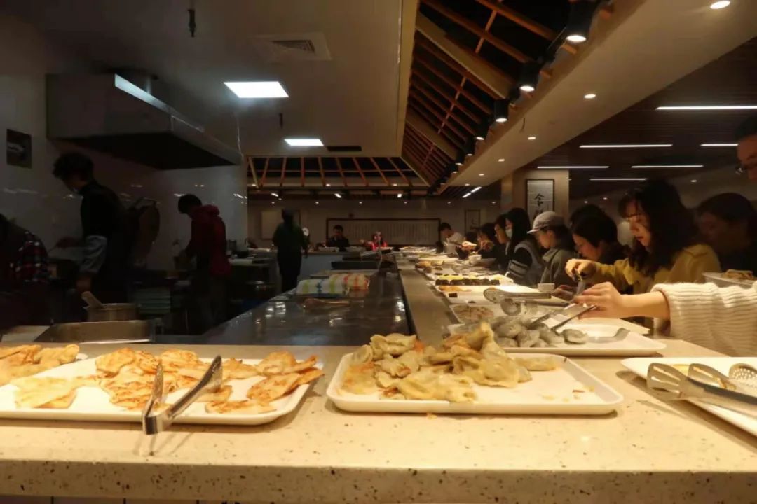 18块钱，100道菜品任意吃，火爆福州的素食自助餐为何这么便宜？