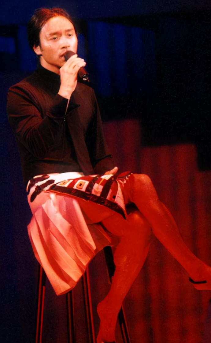 张国荣死亡之谜!同性恋的他,离世前,一直在等一名女子