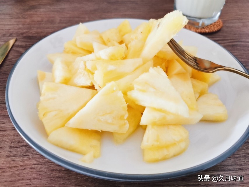 想吃菠萝不会切，教你简单一招，在家也能切出完整不破烂的菠萝块