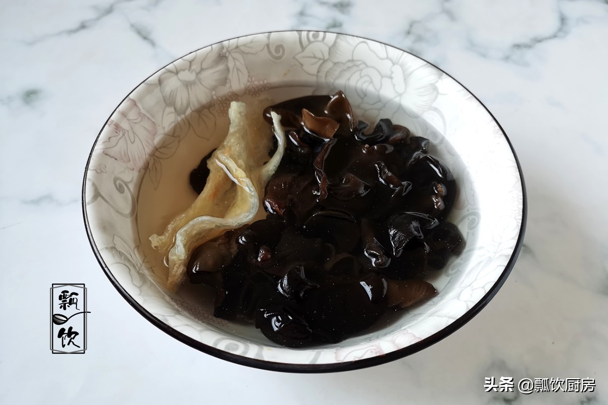 朋友送了一些魚膠，我把它做美食，吃菜喝湯，味道鮮美
