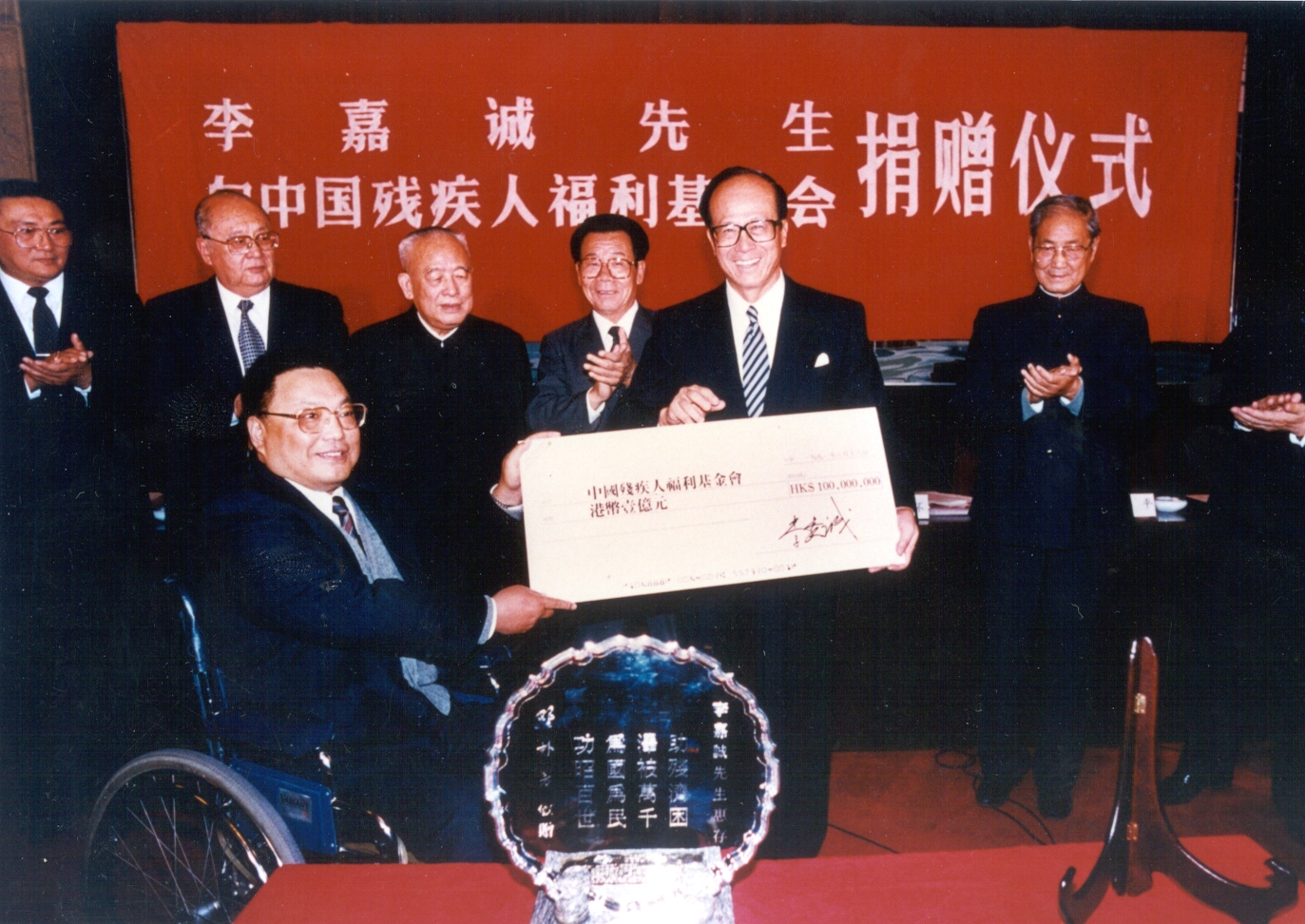 李嘉诚不饮酒，为何在一次学术交流会上放出豪言：喝两杯