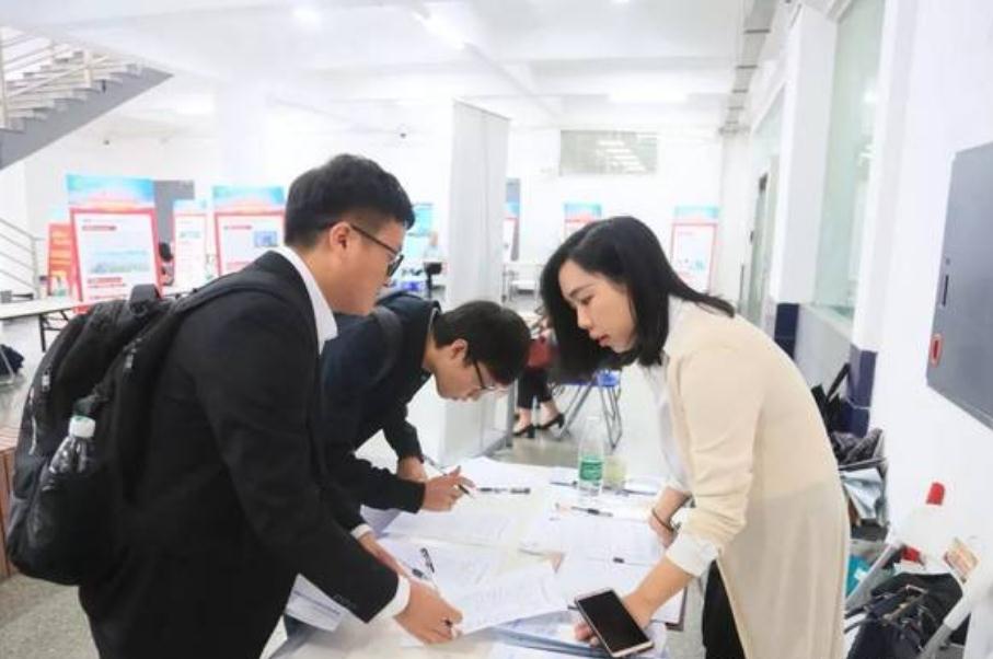 大学毕业后想“留校任职”，需满足三个硬性标准，少一样都没戏