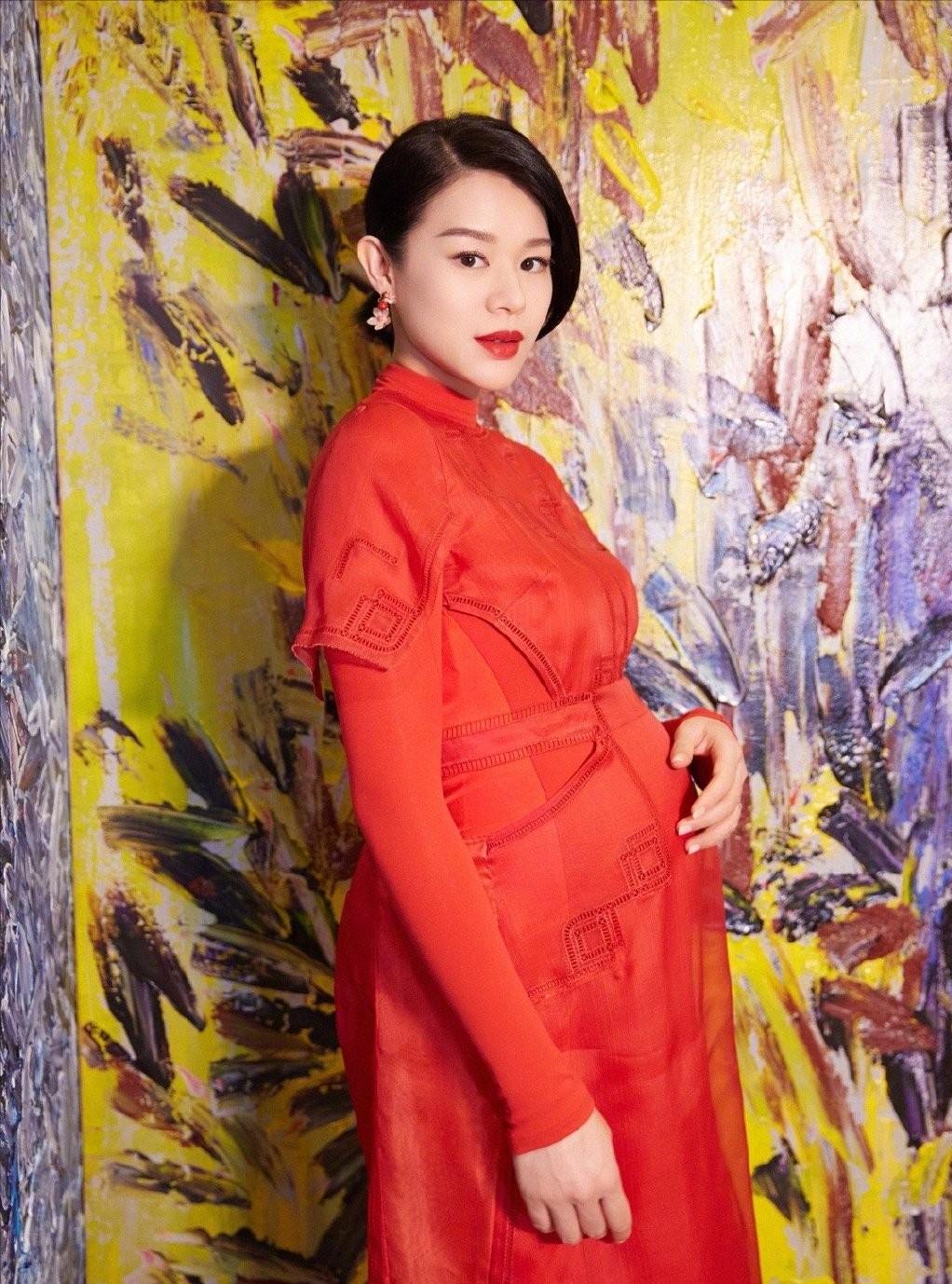 胡杏儿都生3胎了,谁知道她孕期有多美,红色孕装喜庆亮眼
