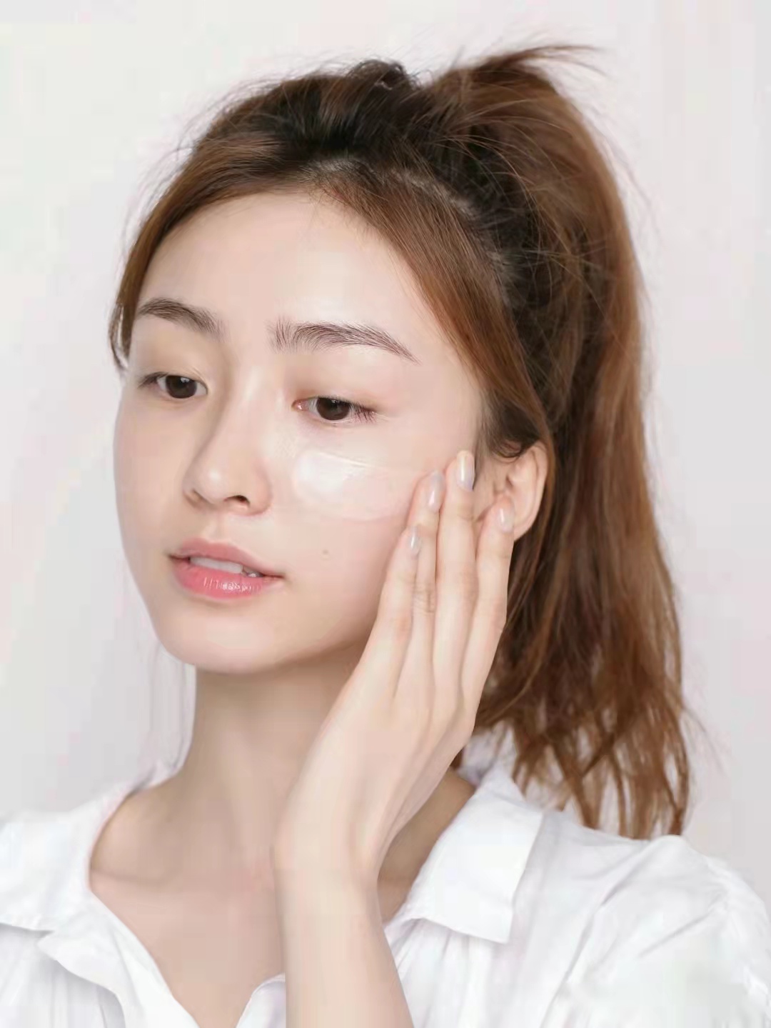 【薇诺娜】透白精华淡斑效果好，【玉兰油】小白瓶适合学生党。