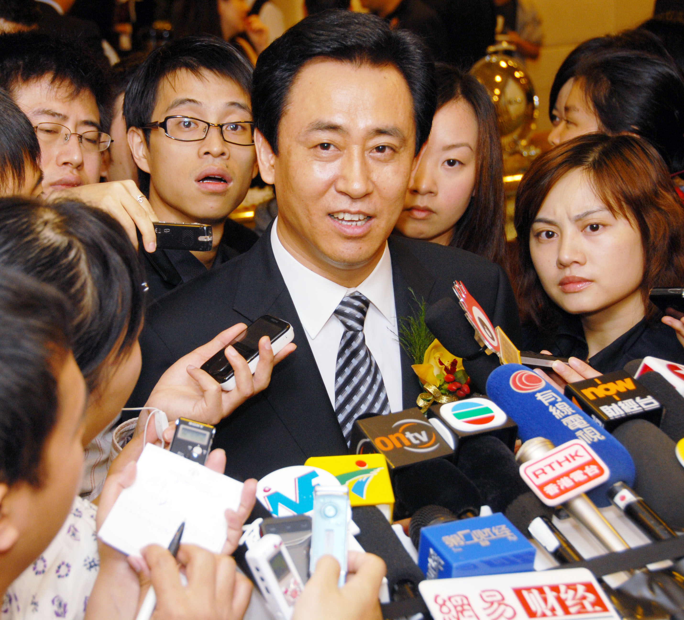 掏粪工成首富，身价1698亿，如今公司负债8千亿，能挺住吗？