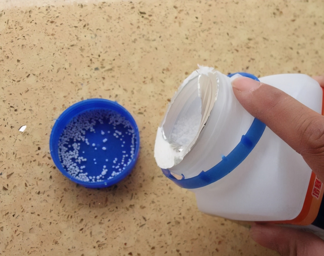 冲水马桶堵了怎么解决？我家常备三种疏通工具，我就不信通不开