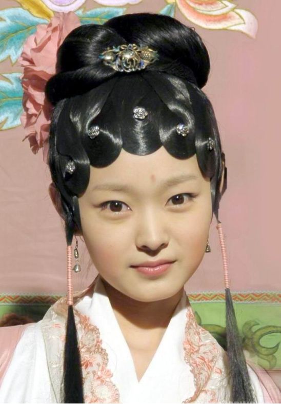 她演《红楼梦》香菱出道,后靠何炅提携,今在《庆余年》超圈粉