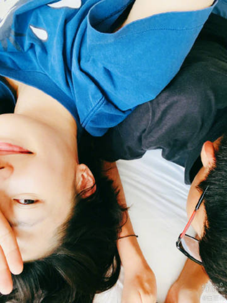 网传白百何已生二胎？带神秘小孩出街母爱泛滥，母亲陪伴小心翼翼