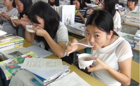 中考高考当天怎么吃，学生能更好保持脑力和体力？三点禁忌要注意