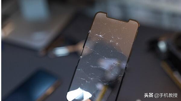 为什么手机的钢化膜都脏了裂了，很多人还不舍得换新的？