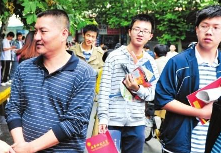 高考“最牛钉子户”梁实上热搜，54岁备战25次高考，被嘲当代范进