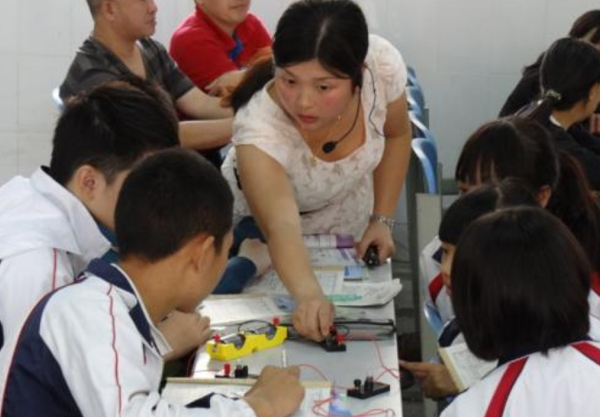 教师工资发生变化，拟将实行薪资新方案，收入差距又被拉大