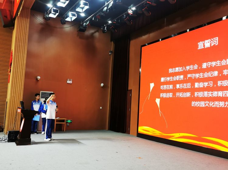 潍坊新纪元学校初中部学生会换届竞选纪实