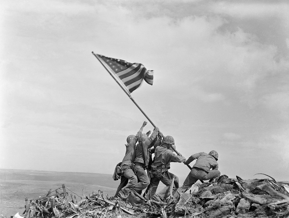 塔利班在美军经典游戏的瞬间，国旗被插进了硫磺岛，被解读为讽刺美军。