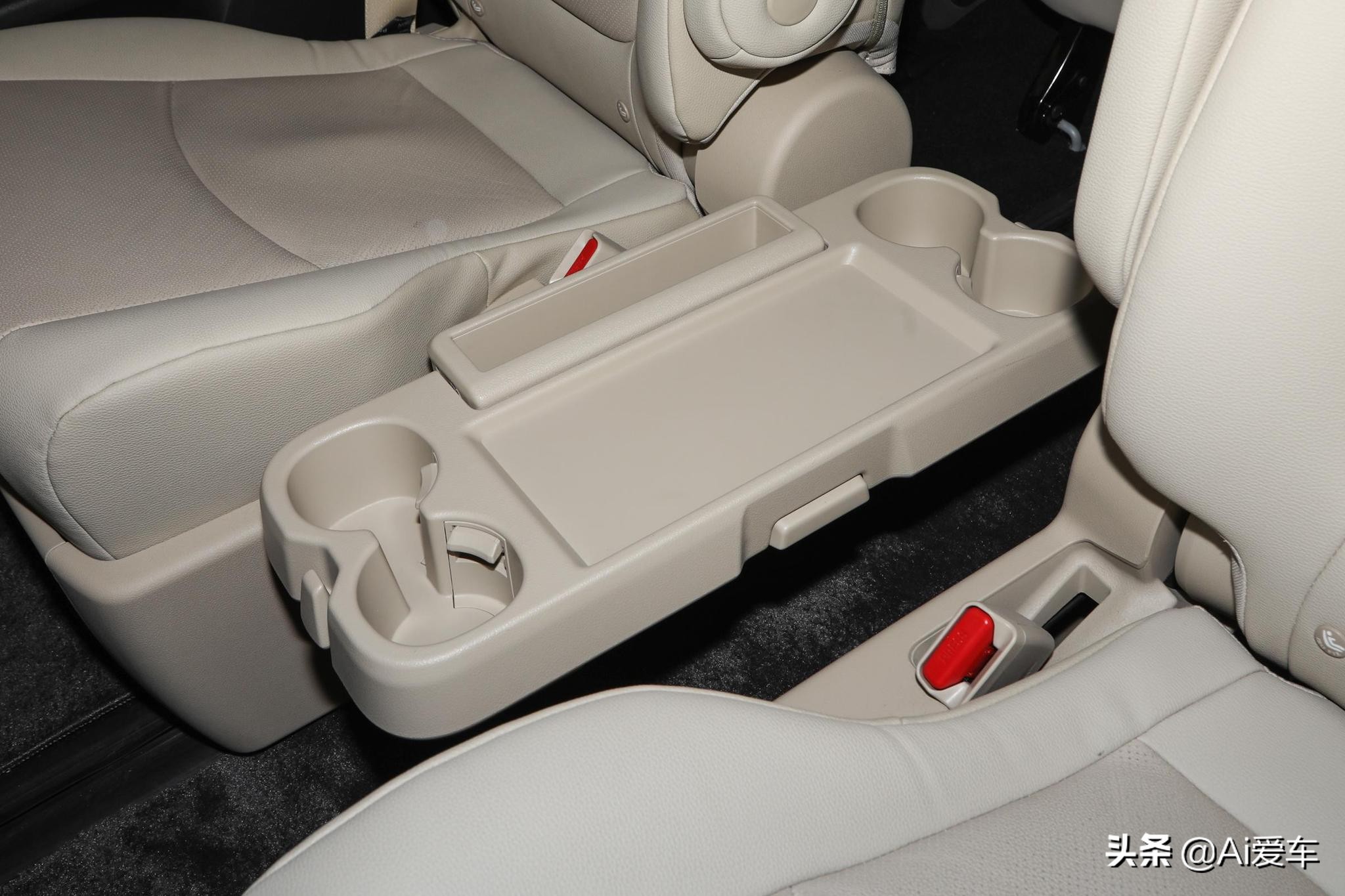 5.3L油耗合资大7座家用MPV，车长超5米1带双电滑门，实拍丰田赛那