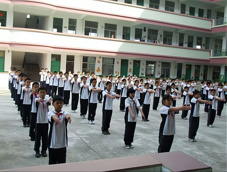 四川外国语学校禁止带牛奶，学生校门口连喝11盒，校方回应引群愤