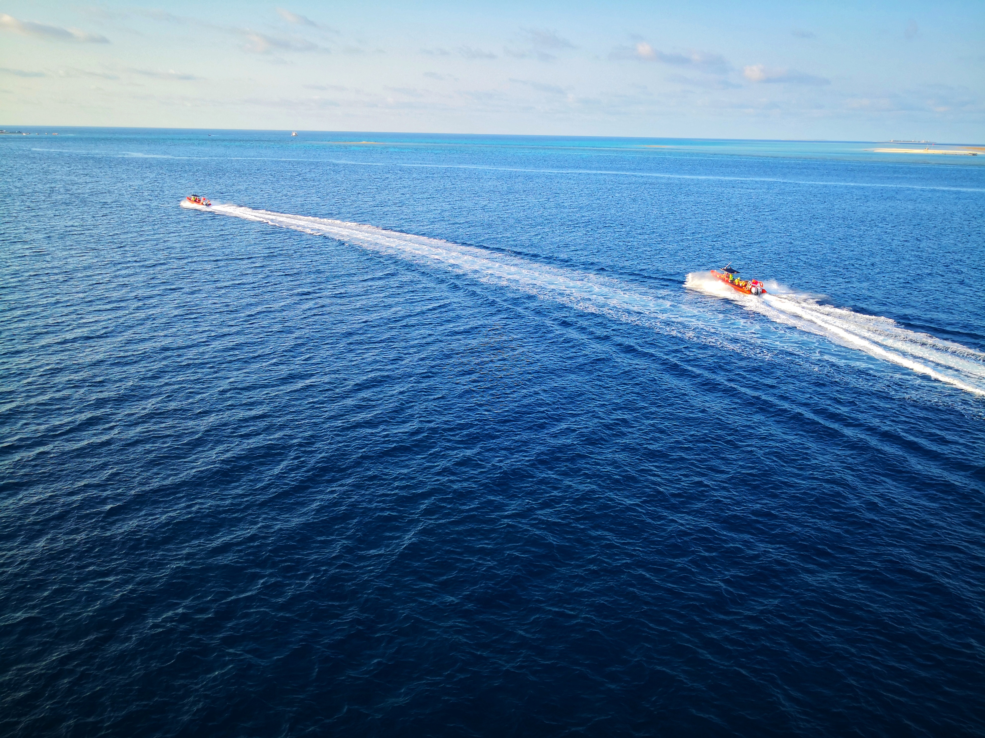 到达西沙群岛后,邮轮会停在海面上,游人登岛是由快艇送上岛屿.