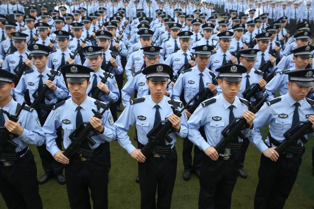 警校共分为三个档次，第一档考上就得到了铁饭碗，专科生也很吃香