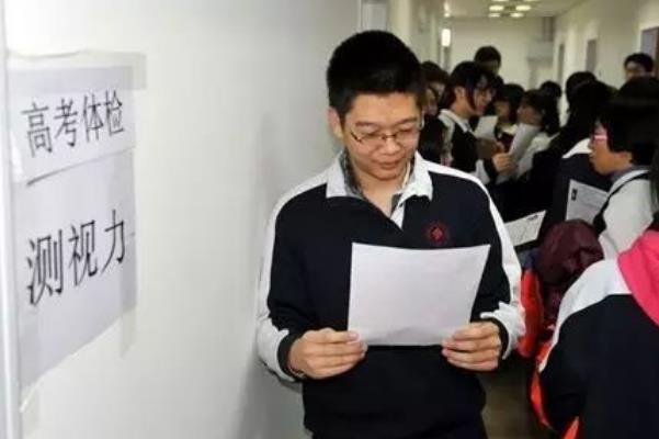 大一新生因体检不过关，入学5天就被学校劝退，他未来何去何从？