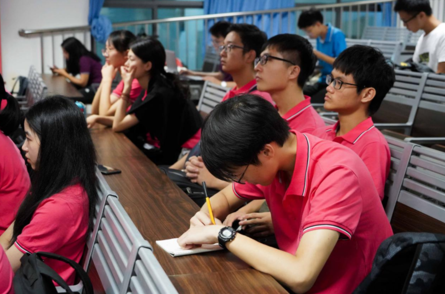 大一新生已经开学，而四川多所学校还在招生，超过130分就能报