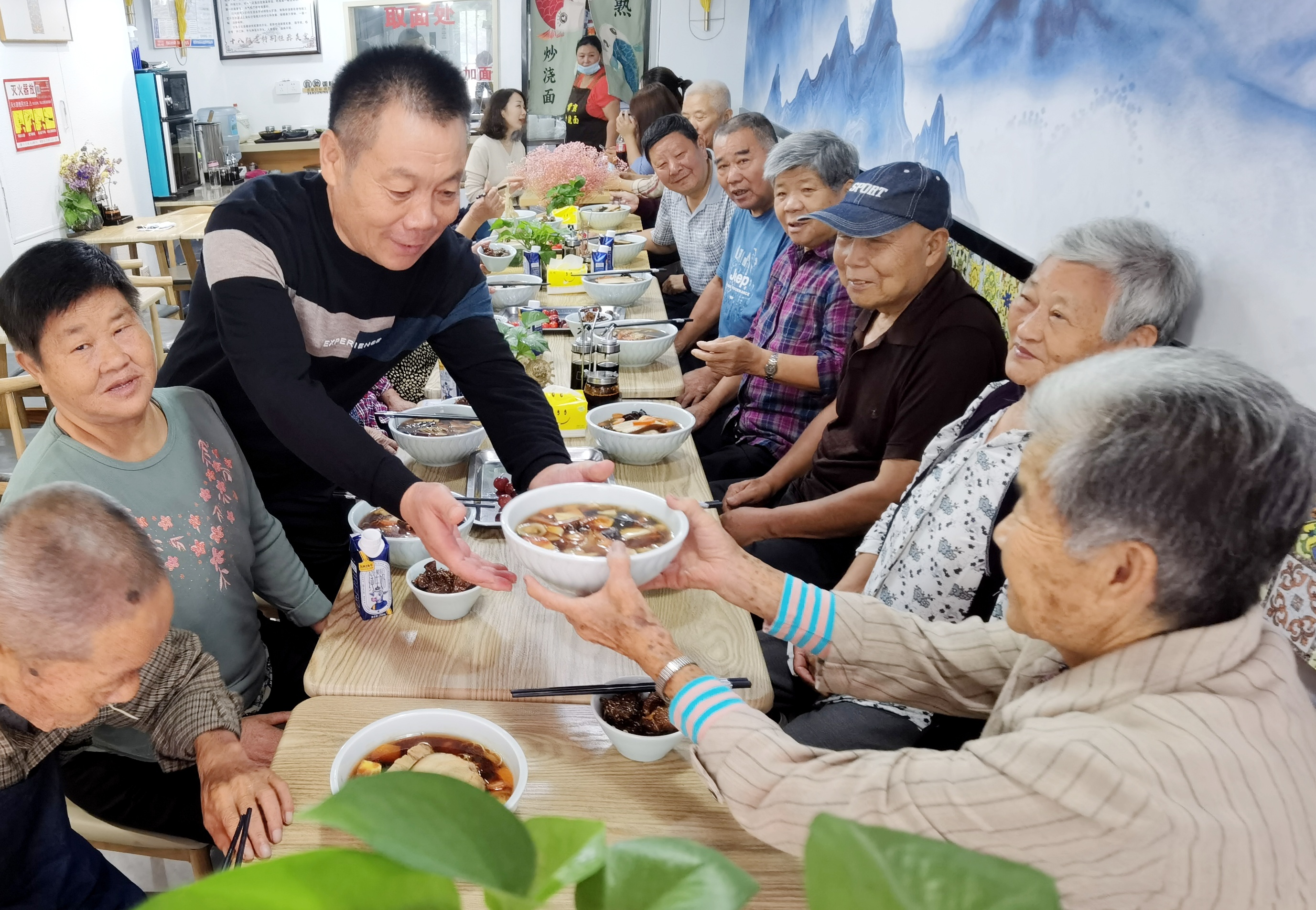 爱老敬老，共度重阳沙洲莲花北苑社区请老人吃长寿面过“重阳”