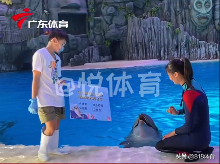 顶流!全红婵现身瑞幸咖啡买奶茶,队医怕她吃蛋糕紧随,3"保镖"护驾