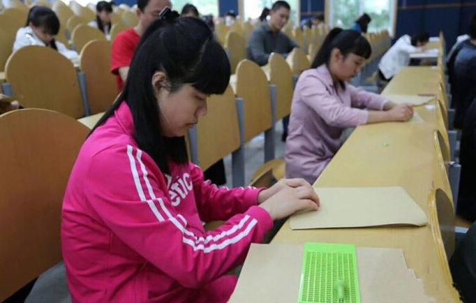 正能量！11位盲人考生参加2021高考，教育部提供专门的盲文试卷