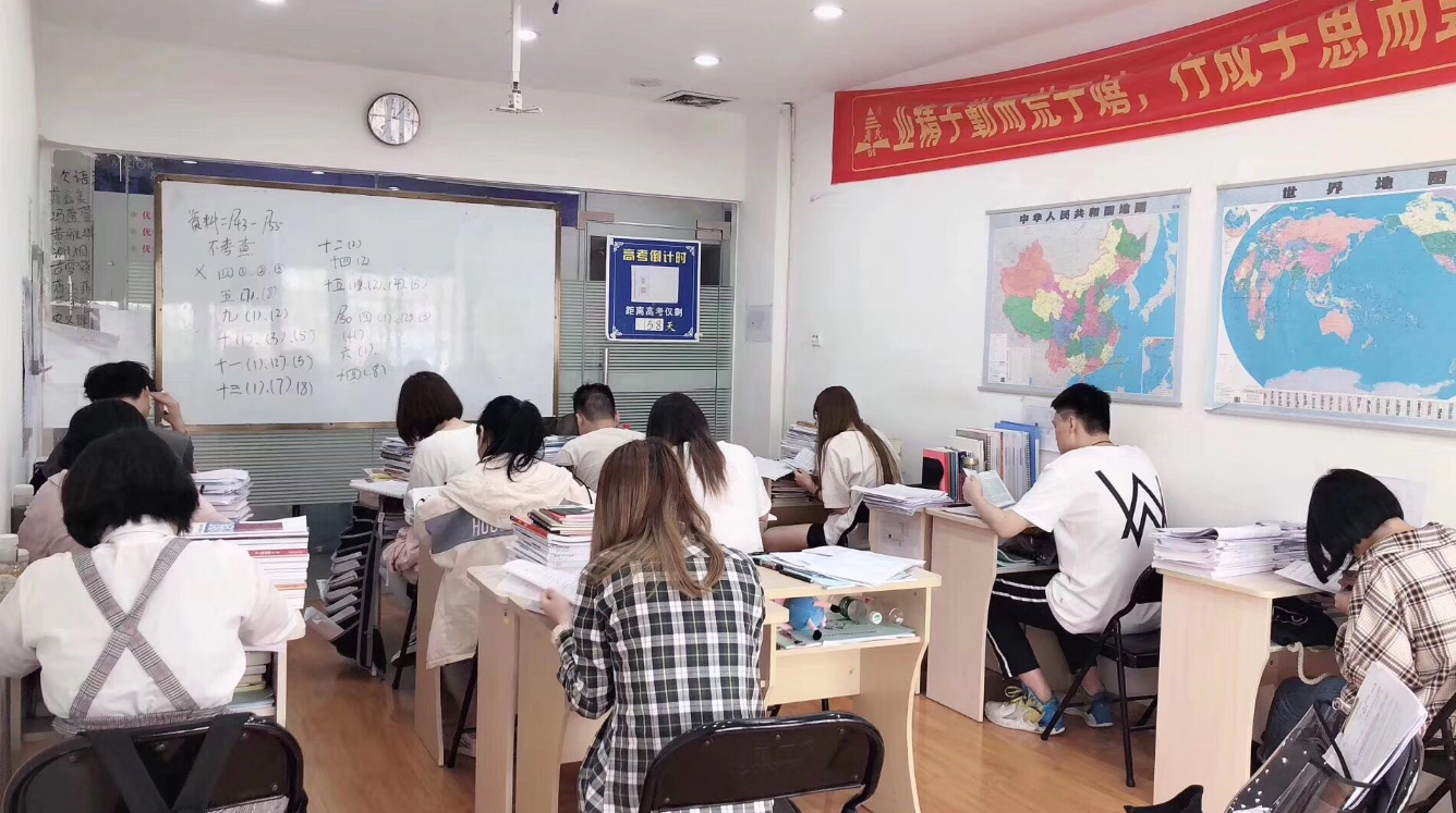 高三学生补课花15万，两次模拟考试均拿第一，却遭到同学的嘲笑