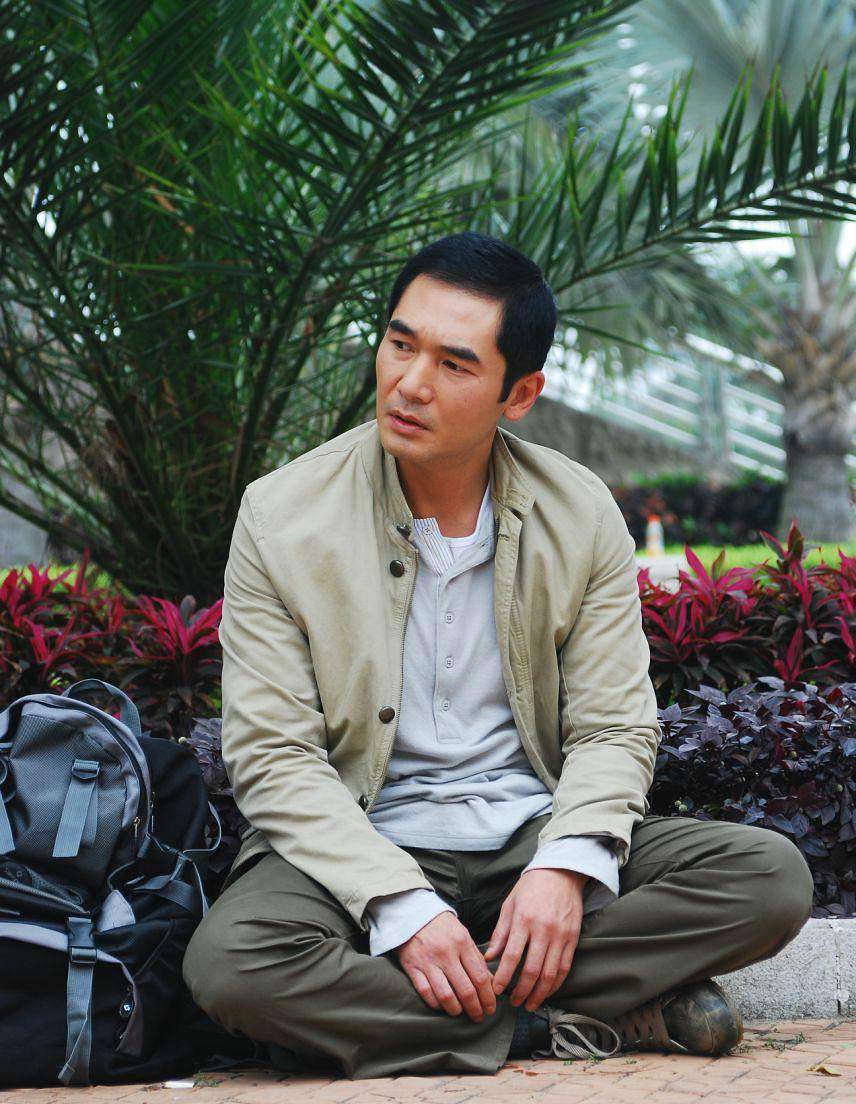 方中信方中信是红遍港台和内地的著名男星,主演了《又见一帘幽梦》