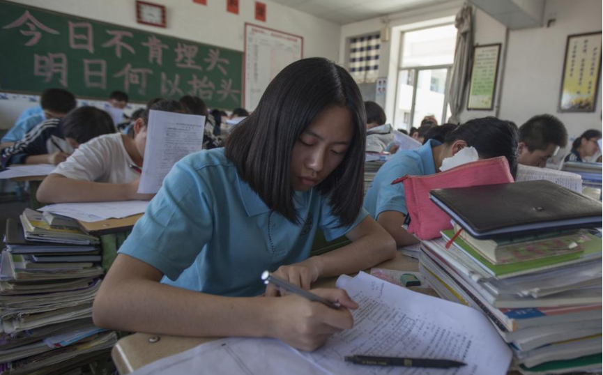 高考录取率那么高，高中生依然“压力山大”，老师：并非心态问题