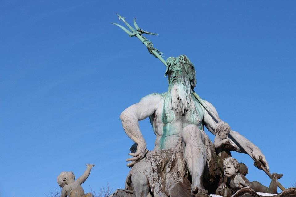 托马斯象征着希腊神话中早期的海神普罗透斯,他是古希腊"十二主神"之