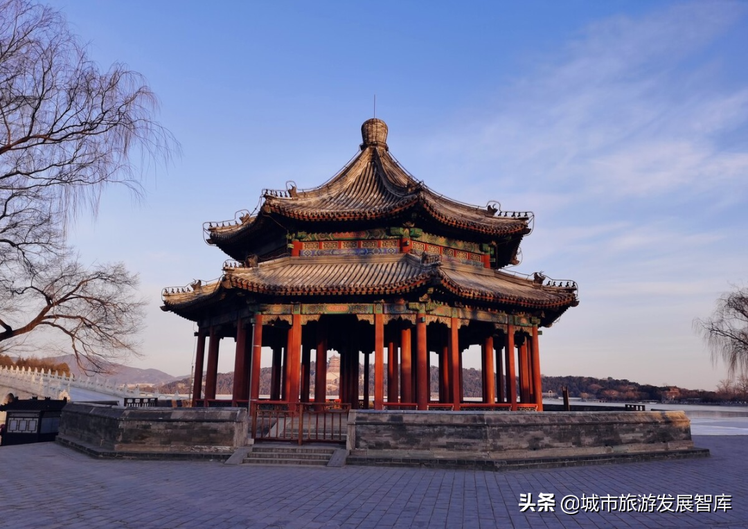 颐和园原名清漪园,位于北京西山脚下,是中国清朝帝后的行宫和花园,为