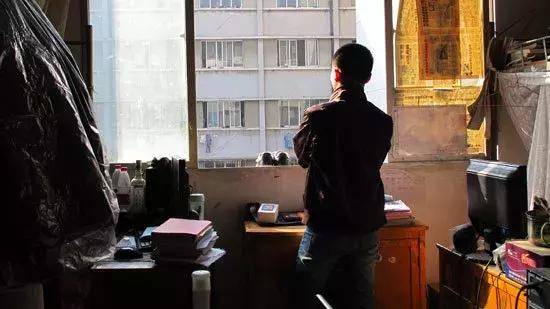 乘风破浪的送考父母：穿旗袍，打向日葵雨伞，高考到底意味着什么