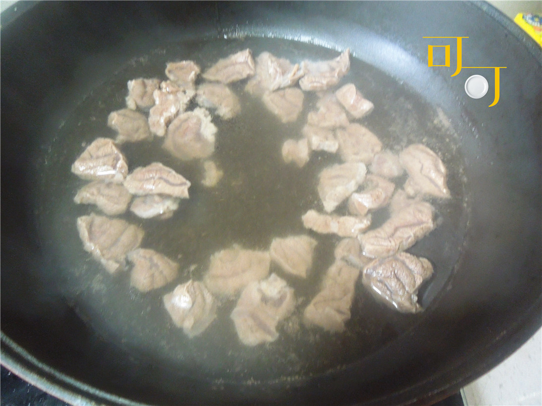 用沙茶酱炖一锅牛肉，鲜香下饭，广东、闽南人特别喜爱