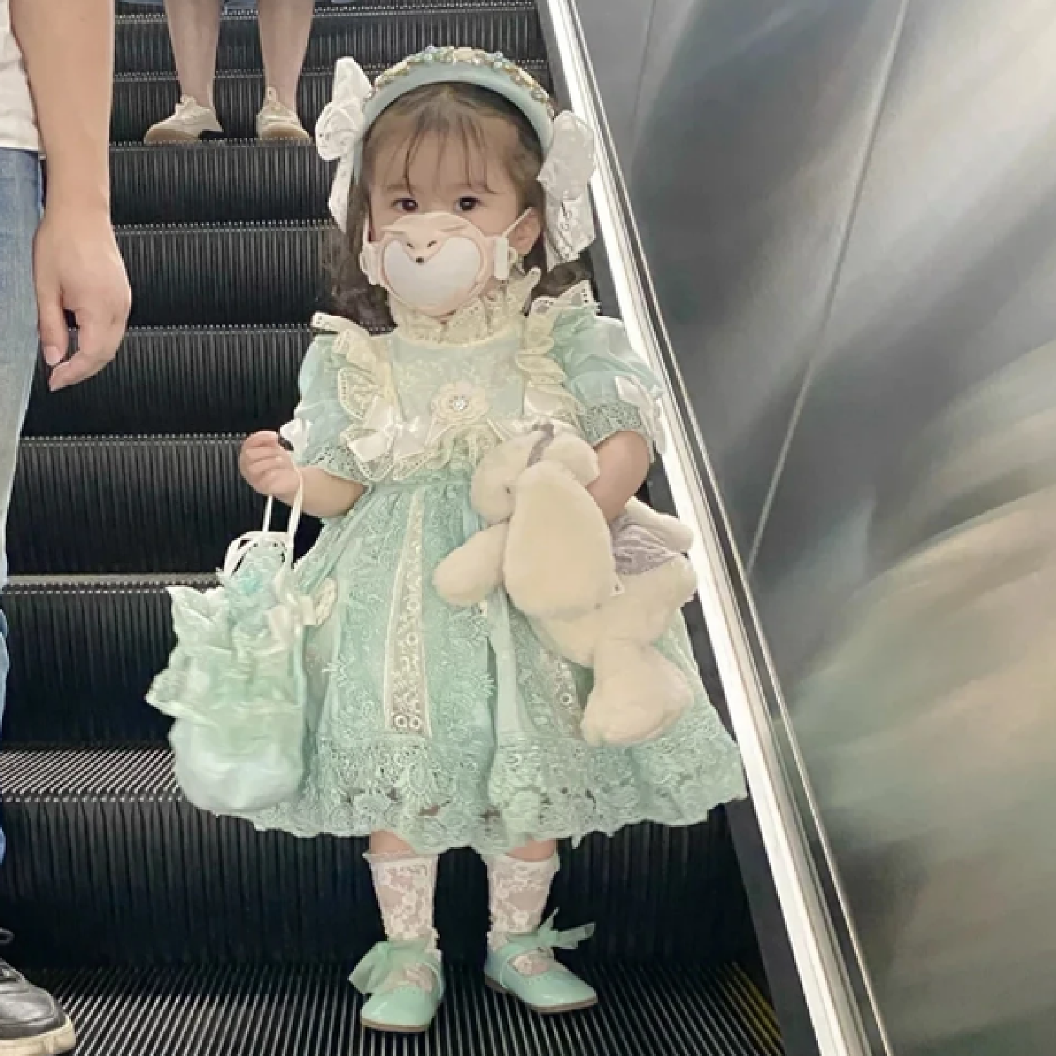 3岁"洛丽塔"小女孩走红,精致可爱像洋娃娃,背后却暗藏隐忧