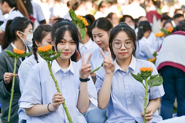 高考英语地位受到威胁，小语种开始上位，高考选其他语言靠谱吗？