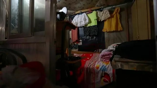 北京胡同18m²老房，24小时开灯生活，父亲睡在女儿女婿上铺