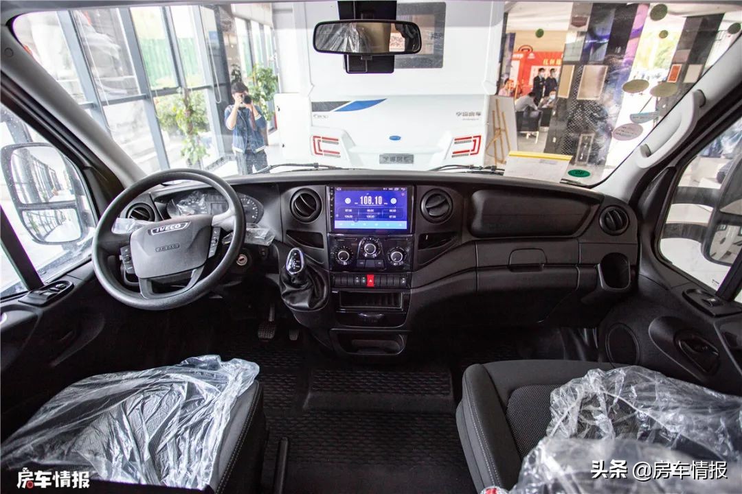 宇通新款房车：造型少见，有3张床能住一家5口人，30多万值么？