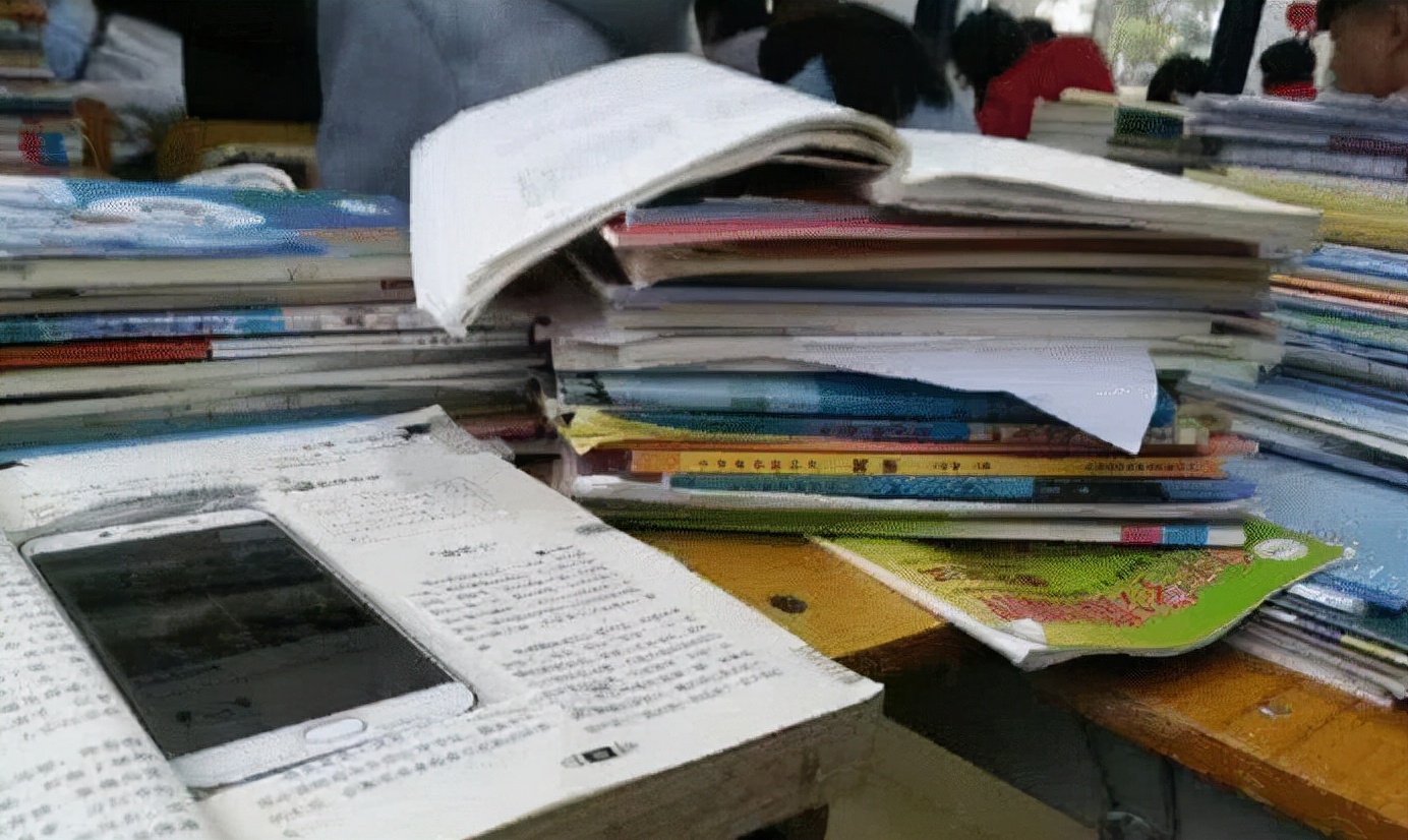 一中学禁止带手机，专挑便宜的没收并当众销毁，校方回应怕爆炸？