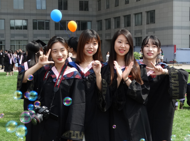 大学生毕业难度再升级，新规定2022即将落实，学生：幸亏毕业的早