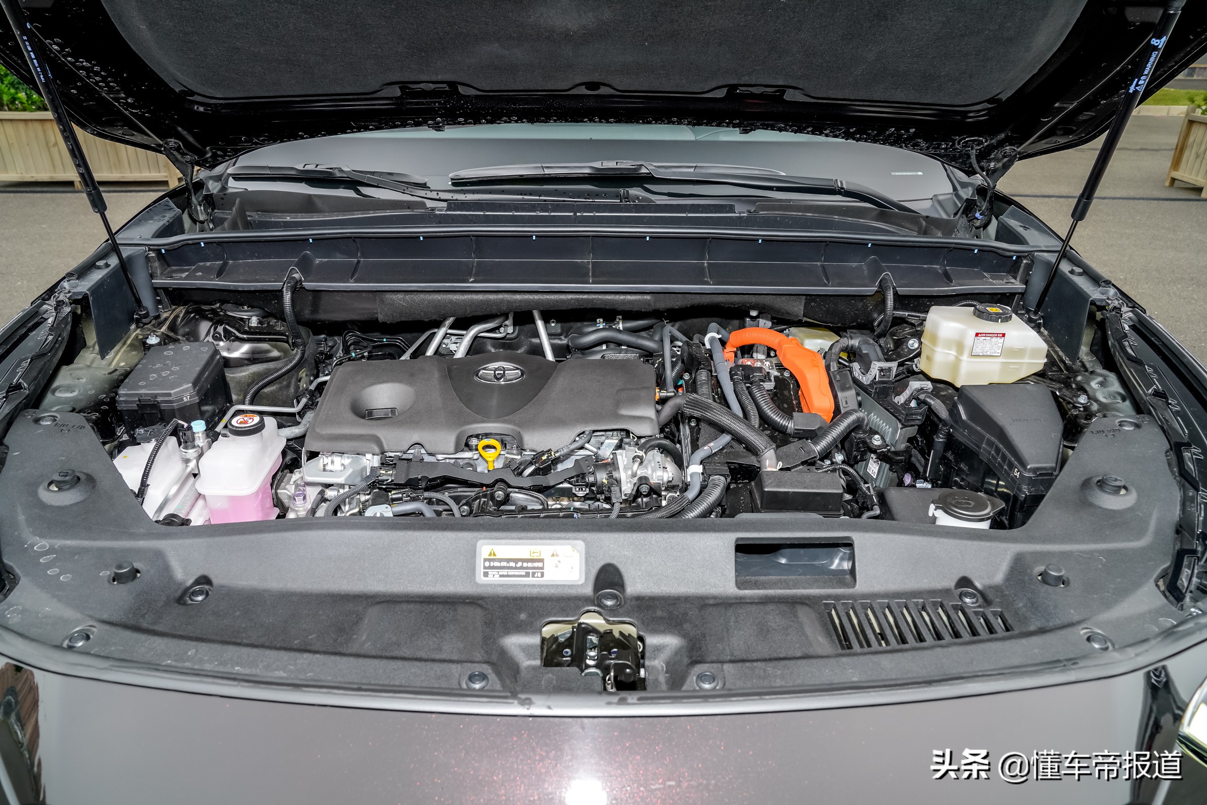 试驾｜同宗同源，却定位更高？一汽丰田皇冠陆放初体验