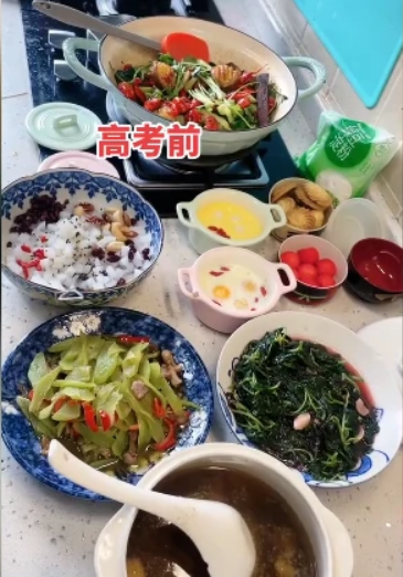 “高考前”与“高考后”对比图，伙食差别太大，网友：亲妈与后妈